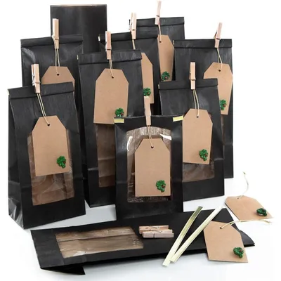 Produktbild von 10 schwarze Blockbodenbeutel mit Fenster + Kraftpapieranhänger zum Beschriften