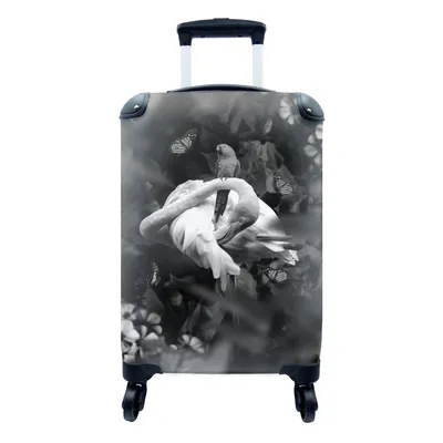 Produktbild von MuchoWow® Koffer Handgepäck Trolley Rollkoffer Kleine Reisekoffer mit 4 Rollen - Famingo mit Blumen und Schmetterlingen im Dschungel - schwarz und weiß - Cabin Size < 55x40x23 cm & 55x40x20 cm - Fotokoffer - Kabinenkoffer - Boardgepäck - Reise-Box - Reisekoffer - Reisegepäck - Koffer mit Bild - Trolley für Kinder