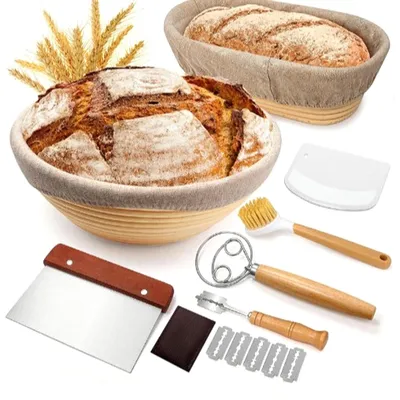 Produktbild von Brot Gärkorb Set, 23cm Rund & 25cm Oval Gärkörbchen aus Rattan, inkl. Teigschaber, Leineneinsatz, Teigrührer & Brotlame, Profi Brotbackzubehör