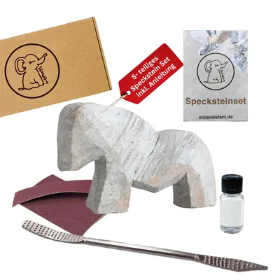 Produktbild von Eli® Speckstein Set - Schnitzset inkl. Pferd Rohling mit Werkzeug - Raspel - Schleifpapier - Schleifschwamm & Speckstein Öl – Kreatives Bastelset, KI-generiertes Bild