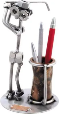 Zdjęcie produktu dla Metalowa figurka golfisty do dekoracji biura – stojak na długopisy na biurko