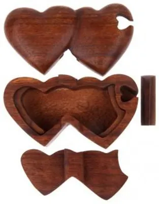 Produktbild von Schatulle Herzen aus Holz, handgeschnitzt, 13 x 7 x 5 cm