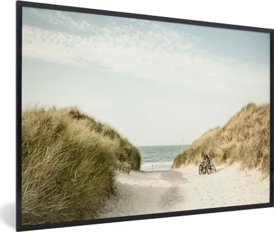 Produktbild von MuchoWow® MuchoWow® Gerahmtes Poster Strand - Düne - Fahrrad 90x60 cm - Poster mit zchwarzem Bilderrahmen - Fotorahmen - Foto-Plakat