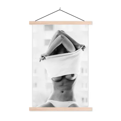 Produktbild von MuchoWow® Textilposter Frau - Körper - Unterwäsche - Schwarz und weiß 60x90 cm mit holzfarbenen Rahmen - Textil