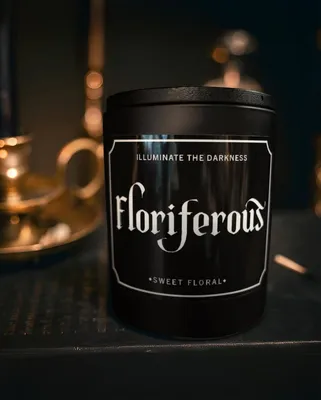 Produktbild von Floriferous Gothic Duftkerze in schwarzer Metalldose
