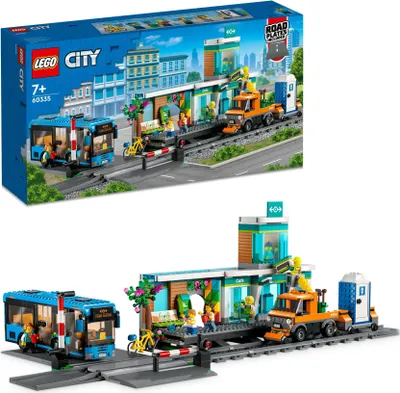 Produktbild von LEGO City Bahnhof, Spielzeug mit Schienen-LKW, Straßenplatte, Schienensegmenten, Spielzeugbus und Minifiguren, Geschenk für Kinder, Jungen und Mädchen, kombinierbar mit anderen Sets 60335