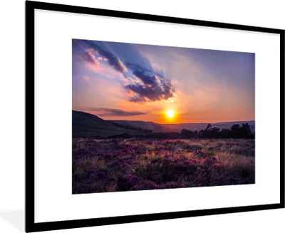 Produktbild von MuchoWow® Gerahmtes Poster Sonnenuntergang in der Heidelandschaft 90x60 cm - Poster mit Schwarzem Bilderrahmen Wandposter Rahmen Foto Bilder - Wanddekoration - Fotos