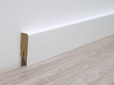 Produktbild von PROFI | 2,50 m | Weiß 58mm Sockelleiste Nachbildung, Folierte Sockelleiste mit MDF Kern, Hohe Oberflächenqualität, Besonders Beanspruchbar, Natürlicher Look, Einfache Cliptechnik, Verdeckte Kabelverlegung
