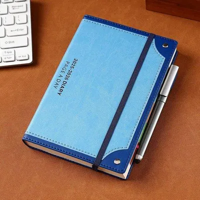Produktbild von Famanu A5 Tagesplaner 2025-2026 - Hardcover mit Stift und bunten Registerkarten