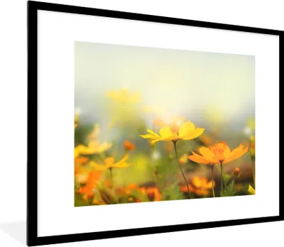 Produktbild von MuchoWow® Gerahmtes Poster Blumen - Landschaft - Gelb 80x60 cm - Poster mit Schwarzem Bilderrahmen Wandposter Rahmen Foto Bilder - Schlafzimmer-Dekorationen - Fotoposter