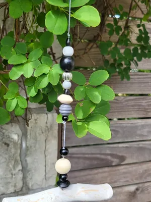 Productafbeelding van Boho-hanger, model C, zwart-wit, met drijfhout en zwarte veren