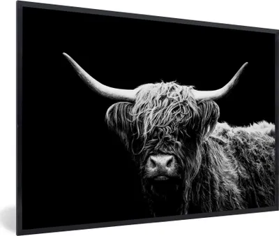 Produktbild von MuchoWow® Gerahmtes Poster Schottischer Highlander - Kuh - Schwarz - Weiß - Tiere 30x20 cm - Poster mit Schwarzem Bilderrahmen Wandposter Rahmen Foto Bilder - Kunstdruck - Bild-Poster