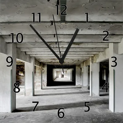 Produktbild von Wallario Design Wanduhr Alte Industriehalle - einsame Lagerhalle einer Brauerei aus Echtglas, Größe 30 x 30 cm