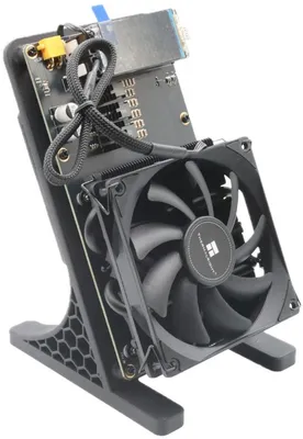 Produktbild von NerdQaxe++ Rev 6.1 – Inklusive Ständer und EU-Stecker – 6,1 TH/s Bitcoin Miner – Solo Miner – Schwarz