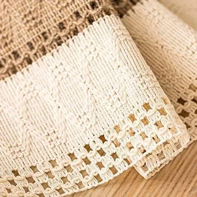 Zdjęcie produktu dla Bawełniany bieżnik z makramą i wykończeniem szczotkowanym – 30 x 120 cm, styl boho