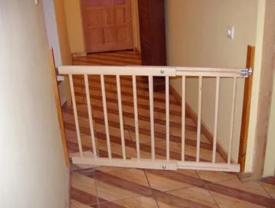 Zdjęcie produktu dla Bezpieczna barierka dziecięca, regulowana - różne rozmiary Szerokość barierki: 72-122 cm, Wysokość barierki: 74 cm