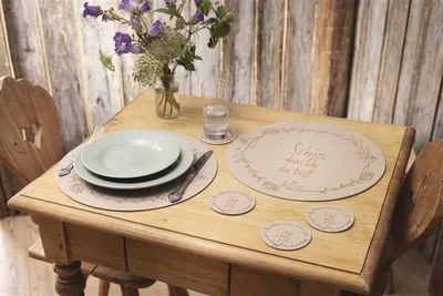 Produktbild von 2x Platzmatte "Schön, dass Du da bist!" aus Filz, beige, rund Ø 38 cm, Platzset, Tischset