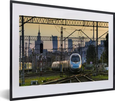 Produktbild von MuchoWow® MuchoWow® Gerahmtes Poster Ein Zug in Warschau 40x30 cm - Poster mit zchwarzem Bilderrahmen - Bilderrahmen - Poster im Rahmen