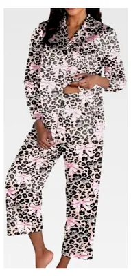 Produktbild von Kuschel Schlafanzug für Damen mit Knopfleiste, Hemdjacke und langer Hose aus Satin, Langarm Nachtwäsche, eleganter Druckpyjama, Loungewear, Freizeitanzug