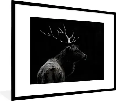 Produktbild von MuchoWow® Gerahmtes Poster Hirsch - Schwarz - Porträt - Geweih - Tiere 80x60 cm - Poster mit Schwarzem Bilderrahmen Wandposter Rahmen Foto Bilder - Schlafzimmer-Dekorationen - Fotoposter