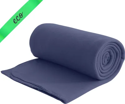 Obrázek produktu pro Eko fleecová deka ze 100% recyklovaného materiálu tmavě modrá 130x160 cm cca 400 g s antipillingem a osnovně pleteným okrajem