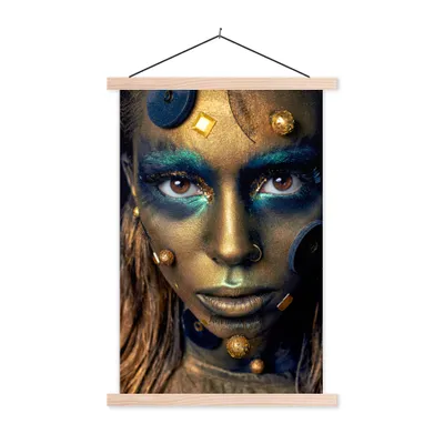 Produktbild von MuchoWow® Textilposter Frau - Gold - Blau 60x90 cm mit holzfarbenen Rahmen - Textil