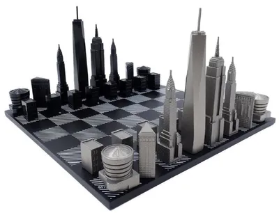 Obrázok produktu pre Casa Padrino luxusná šachová súprava čierna / biela / sivá 38 x 38 cm - šachová súprava s panorámou New Yorku - drevená šachovnica so šachovými figúrkami z nerezovej ocele - dekoratívne doplnky