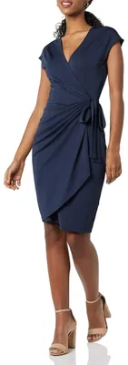 Produktbild von Amazon Essentials Damen Klassisches Wickelkleid mit Flügelärmeln (erhältlich in Übergröße), Marineblau, 6XL Große Größen