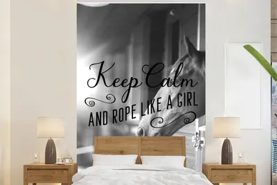 Produktbild von MuchoWow® Fototapete für Wohnzimmer oder Schlafzimmer Wandtapete Vinyl Motivtapete Pferd Zitat "Keep calm and rope like a girl" mit einem Pferd in einem Stall - schwarz und weiß - 195x300 cm - Das Hintergrundbild