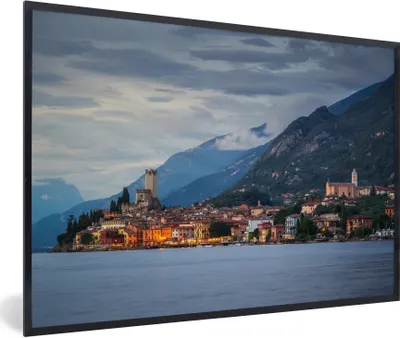 Produktbild von MuchoWow® Gerahmtes Poster Gardasee - Stadt - Wolken 90x60 cm - Poster mit Schwarzem Bilderrahmen Wandposter Rahmen Foto Bilder - Fotorahmen - Foto-Plakat