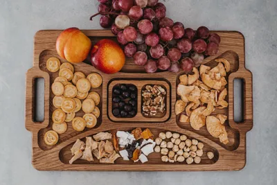 Produktbild von XXL Snackteller für Aufschnitt und Snacks Schneidebrett personalisiert, Hochzeitsgeschenk, Snacktablett mit Griff