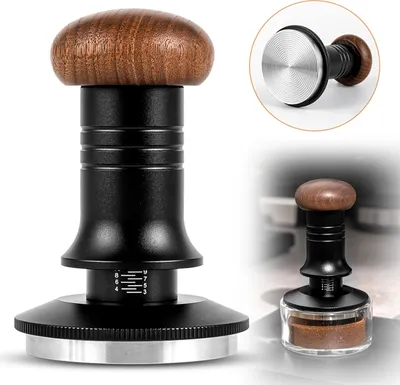 Produktbild von 53 mm pěchovadlo na kávu, kalibrované pěchovadlo s pružinovým mechanismem, 13,6 kg, nastavitelná hloubka, pěchovadlo na espresso s podstavcem z nerezové oceli 304, ergonomická rukojeť z ořechového dřeva