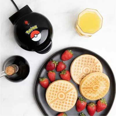 Produktbild von Uncanny Brands Pokémon Pokeball Waffeleisen Schwarz  Schwarz One Size