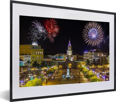 Produktbild von MuchoWow® MuchoWow® Gerahmtes Poster Feuerwerk in Kolumbien 40x30 cm - Poster mit zchwarzem Bilderrahmen - Bilderrahmen - Poster im Rahmen