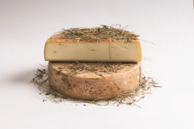Produktbild von Hoamatkas Almkäse in Heu DEGUST ca. 1 kg.