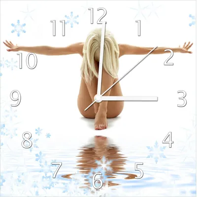 Produktbild von Wallario Design Wanduhr Akt-Erotik im Winter - Nackte Frau mit Schneeflocken aus Echtglas, Größe 30 x 30 cm