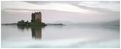 Produktbild von Wallario Premium Glasbild, freischwebende Optik, kräftige Farben, Größe 80 x 32 cm Motiv Schloss in Schottland