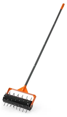 Zdjęcie produktu dla Aerator do trawnika – ręczny aerator z wałkiem kolcowym – z 42 żelaznymi kolcami – długość kolców 5,5 cm – długi uchwyt – do zbitych gleb – czarny