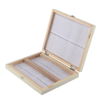 Image de Caisse en bois munie d'une serrure, destinée au rangement de la verrerie de laboratoire, des lames de microscope préparées et des outils