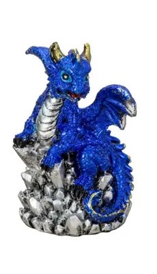 Das Bild zeigt eine detailliert, gestaltete, blaue Drachenfigur, die auf Kristallen sitzt.