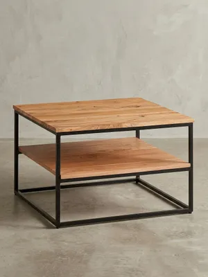 Quadratischer Couchtisch 60x60x41 cm mit massiver Akazienholzplatte und schwarzem Metallgestell, freigestellt auf weißem Hintergrund in der Frontalansicht._#sku_BARWL6.363#