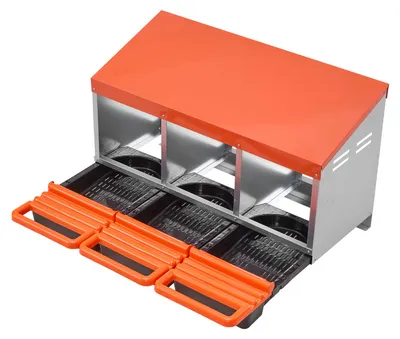 Obrázok produktu pre SucceBuy Hniezdo 796 x 525 x 475 mm, 3 priehradky, kovové hniezdo pre sliepky s vetracími otvormi a ochrannými krytmi, hniezdo na kolieskach pre hydinu, ako sú sliepky, kačice a kurčatá, oranžové