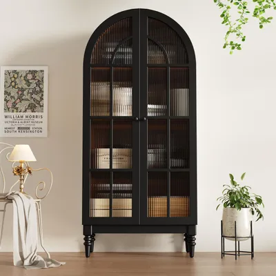 Zdjęcie produktu dla Wystawa o wymiarach 76x38,5x165 cm, wykonana z MDF i szkła, w kolorze czarnym, z zaokrąglonym frontem i wzorem imitującym drewno, z miejscem do przechowywania za szklanymi drzwiczkami, idealna do kuchni i salonu