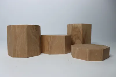 Zdjęcie produktu dla Zaokrąglone drewniane klocki wykonane z litego dębu z ośmiokątną podstawą 15x15cm wysokość 15cm, okrągłe drewniane kostki, rustykalny, naturalny produkt
