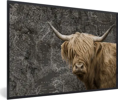 Produktbild von MuchoWow® Gerahmtes Poster Schottische Highlander - Weltkarte - Kuh 90x60 cm - Poster mit Schwarzem Bilderrahmen Wandposter Rahmen Foto Bilder - Fotorahmen - Foto-Plakat