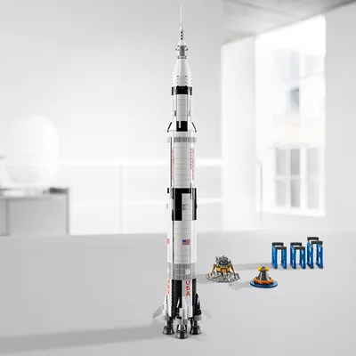 Produktbild von LEGO 92176 Ideas NASA Apollo Saturn V Weltraumrakete und Fahrzeuge, Raumschiff Bauset für Sammler, mit Displayständer