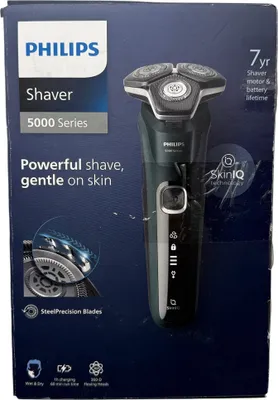 The image shows the packaging of a Philips Shaver Series 5000.