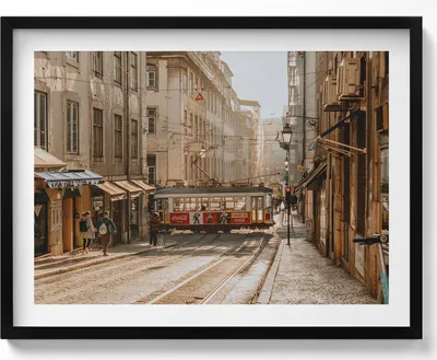 Produktbild von Blick auf Lissabon und Straßenbahn– Wandbild mit Rahmen – Gerahmtes Bild  – Wanddekoration – 80x60 cm –  Schwarz Rahmen
