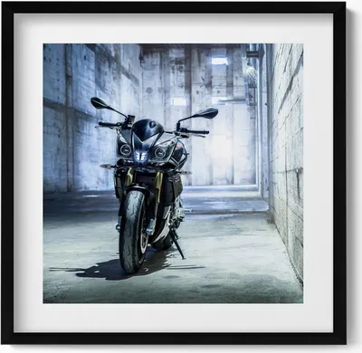 Produktbild von Motorrad in einer betonierten Gasse– Wandbild mit Rahmen – Gerahmtes Bild  – Wanddekoration – 50x50 cm –  Schwarz Rahmen