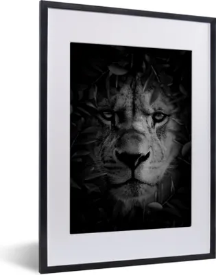 Produktbild von MuchoWow® Gerahmtes Poster Nahaufnahme eines Löwen mit Blättern im Dschungel - schwarz und weiß 30x40 cm - Poster mit Schwarzem Bilderrahmen Wandposter Rahmen Foto Bilder - Wandposter Schlafzimmer
